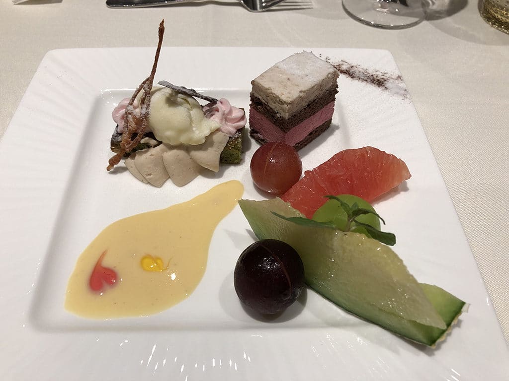 デザートの盛り合わせ "ムース・フルーツの共演" | レジーナリゾート軽井沢御影用水