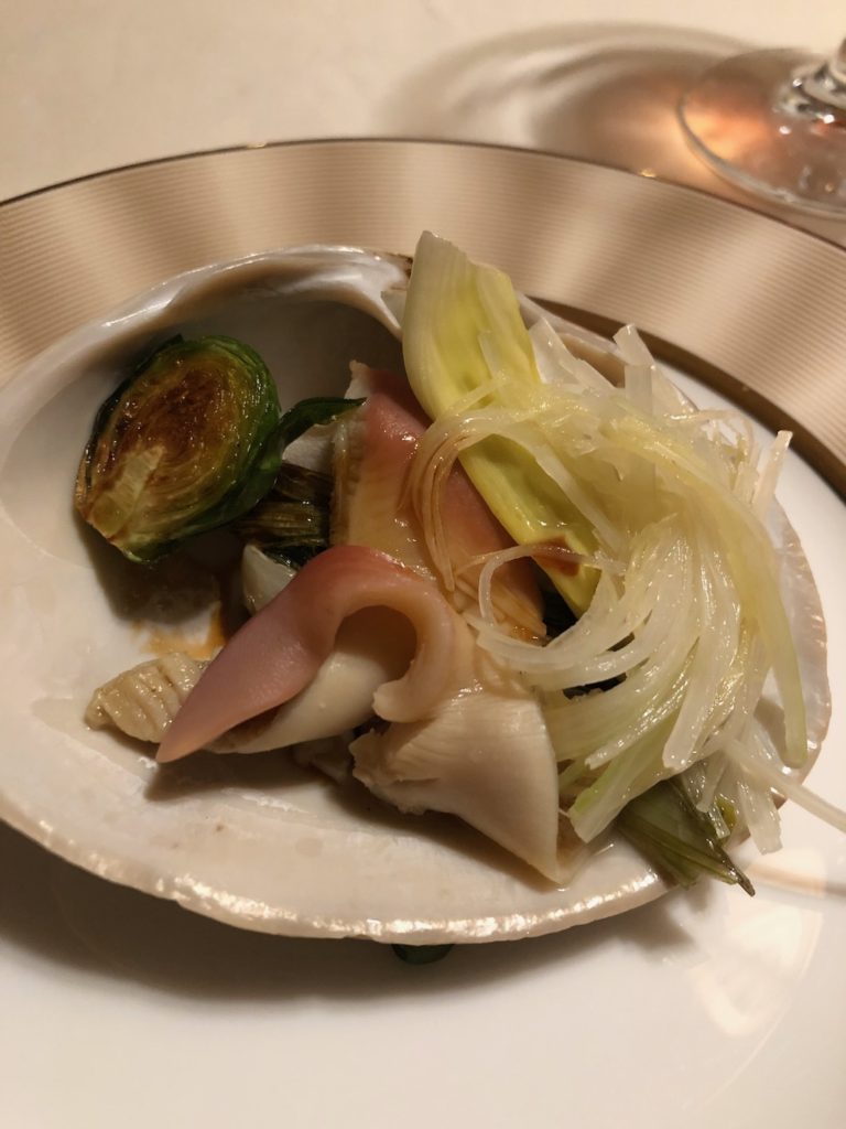 北海道産北寄貝の湯引き季節野菜添え | 礼華　青鸞居
