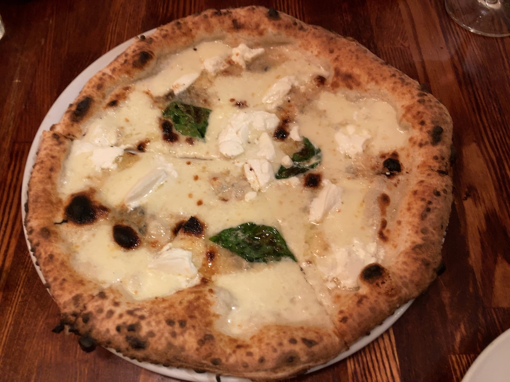 チンクエ・フォルマッジ（5種類のチーズピッツァ） | トラットリア ピッツェリア アミーチ