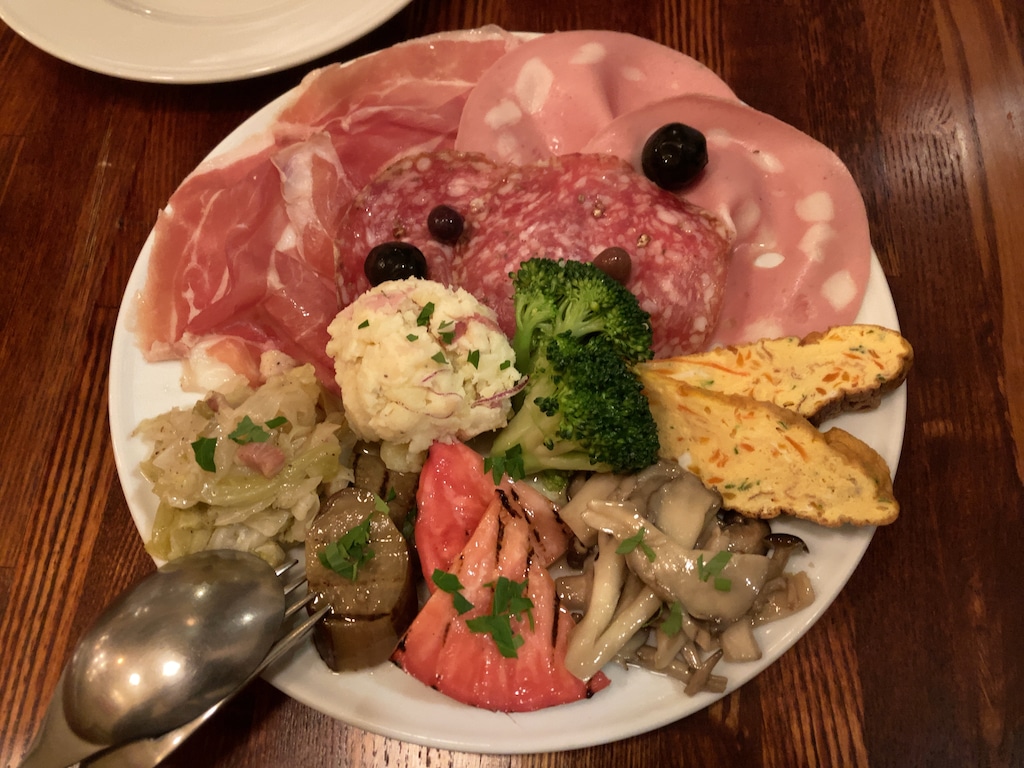 前菜の盛り合わせ（7〜8種の前菜） | トラットリア ピッツェリア アミーチ