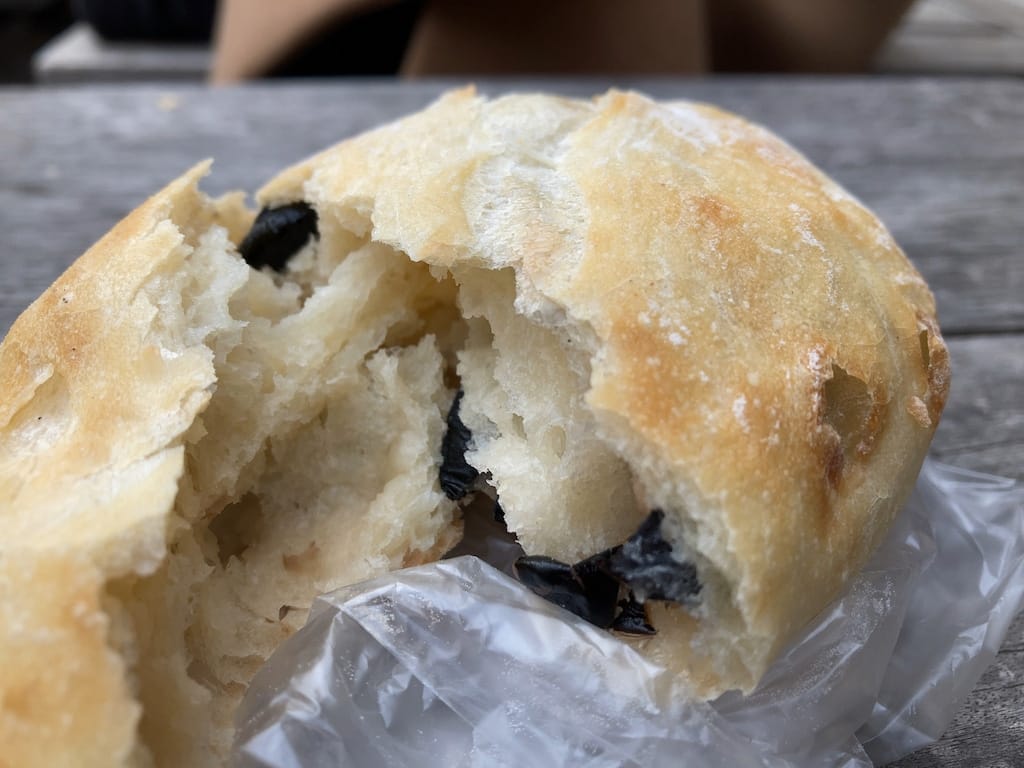 黒豆のリュスティックの断面 | 川越ベーカリー 楽楽