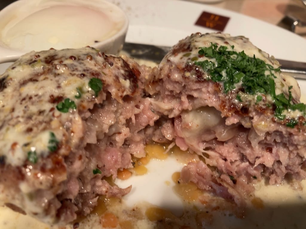 モッツァレラチーズ断面 | ハンバーグ ウィル