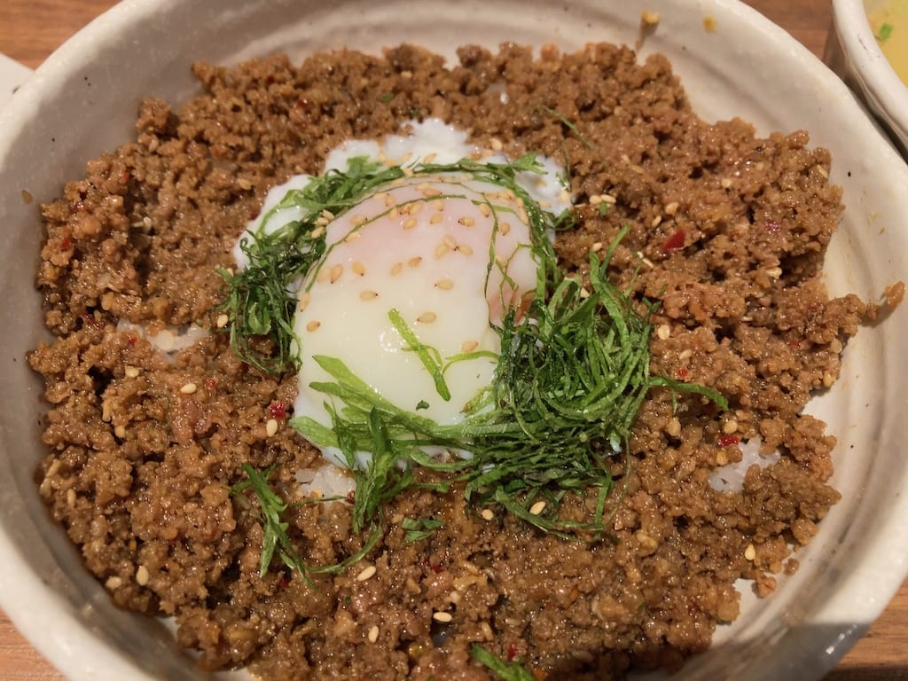 そぼろ丼アップ | 焼肉ホルモン 青一