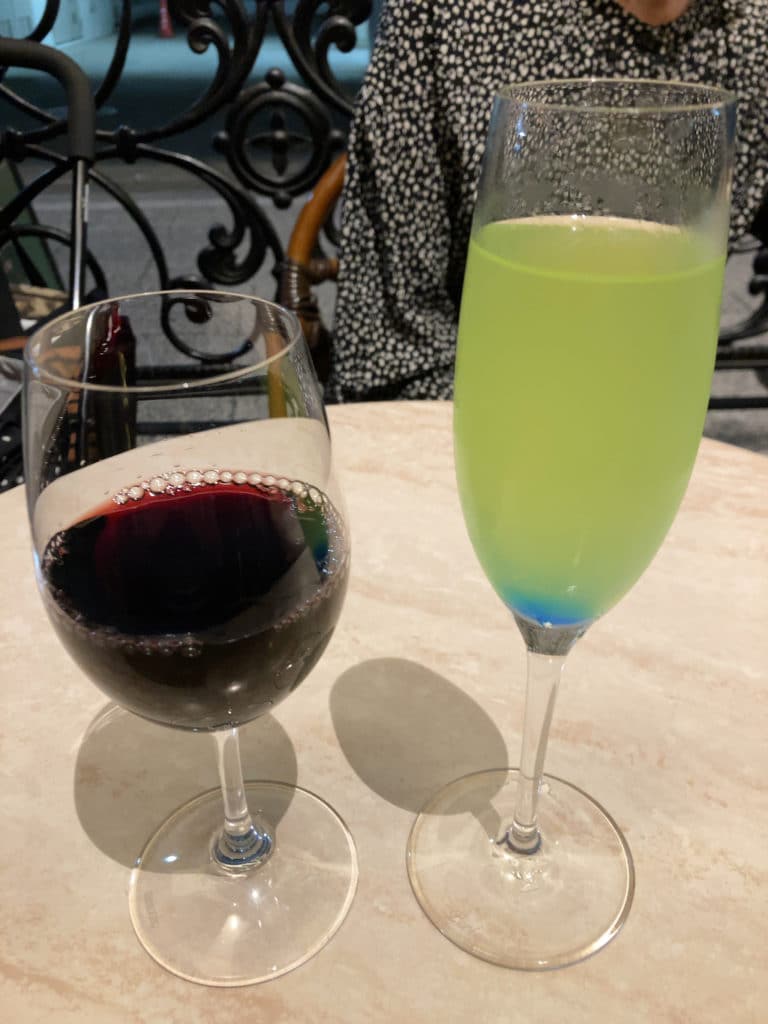 グラス赤ワイン（シャトー・ベルヴュー・クラリブ）、ノンアルコールカクテル（エメラルド） | ブラッスリー アミカル