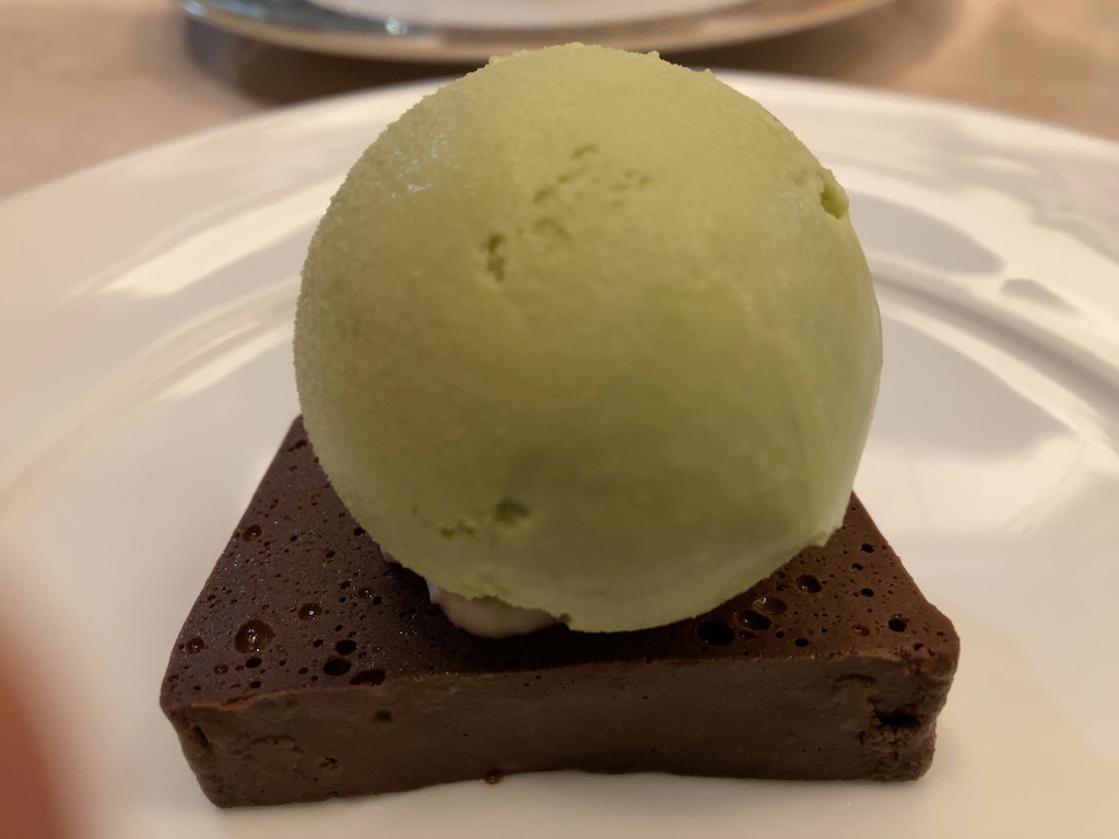 ベルギーチョコレートのテリーヌとピスタチオのアイスクリーム | ブラッスリー アミカル
