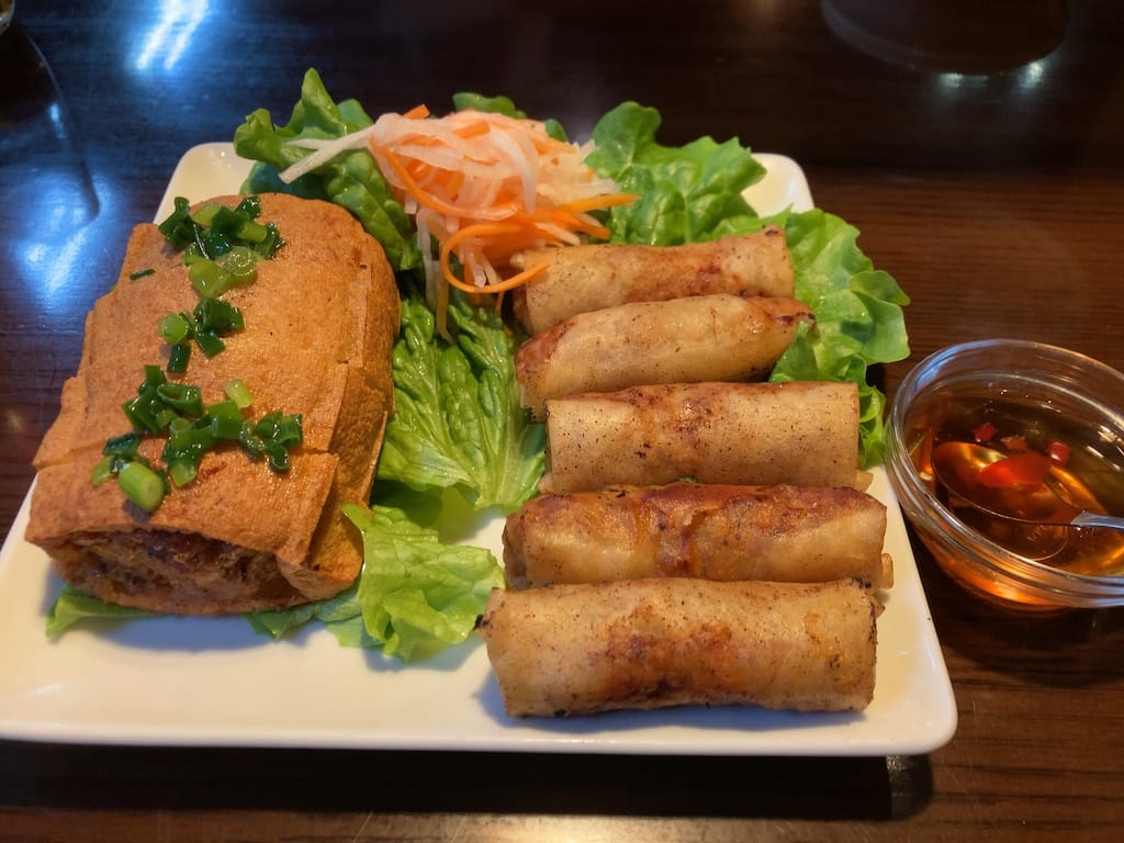 CIA GIO(チャー ジョー)揚げ春巻き5本、TAU HU(タォ フー)エビすり身の厚揚げ | QUAN AN TAM 自由が丘店