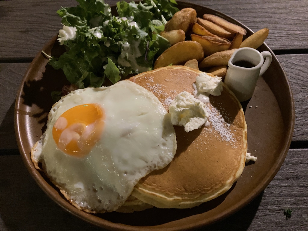 バターミルクパンケーキ  -レート サラダ・ベーコン＆フライドエッグ- | カフェ サカイ