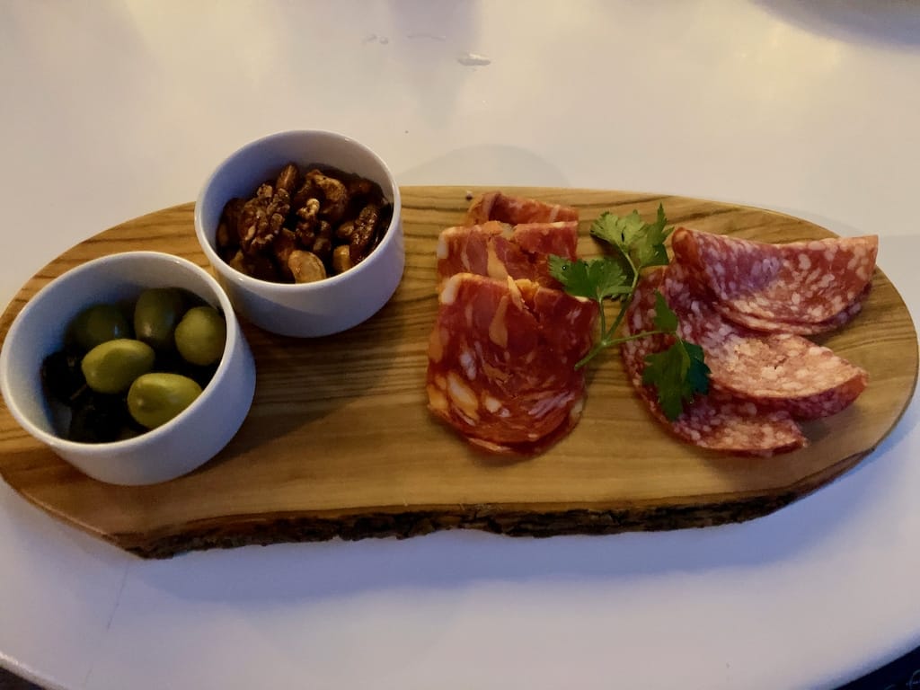 2種サラミ、ミックスオリーブ、自家製スモークナッツの盛り合わせ | crisscross