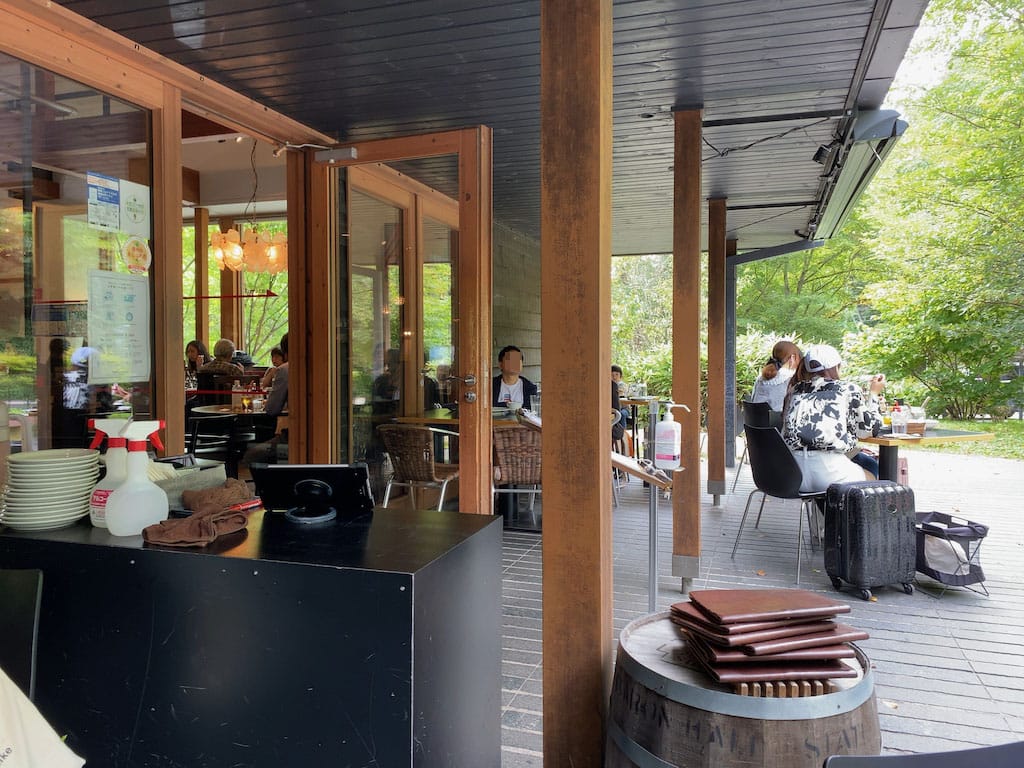 テラス席 | ベーカリー&レストラン 沢村 軽井沢ハルニレテラス