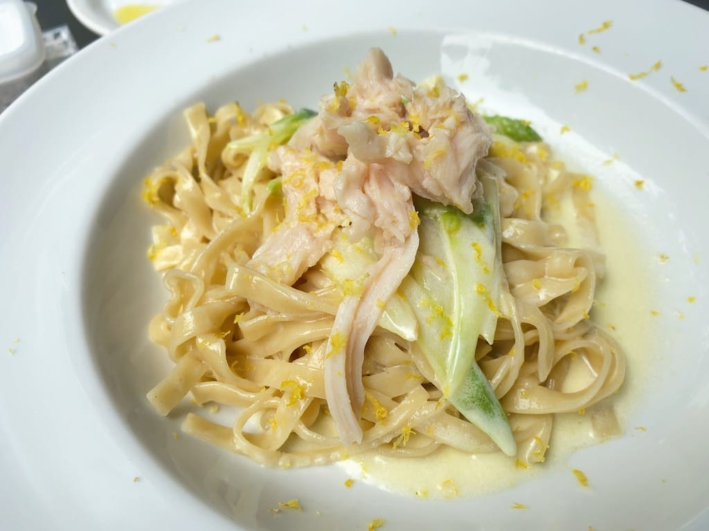 信州ハーブ鶏とアスパラのレモンクリームパスタ(タリアテッレ) | ベーカリー&レストラン 沢村 軽井沢ハルニレテラス