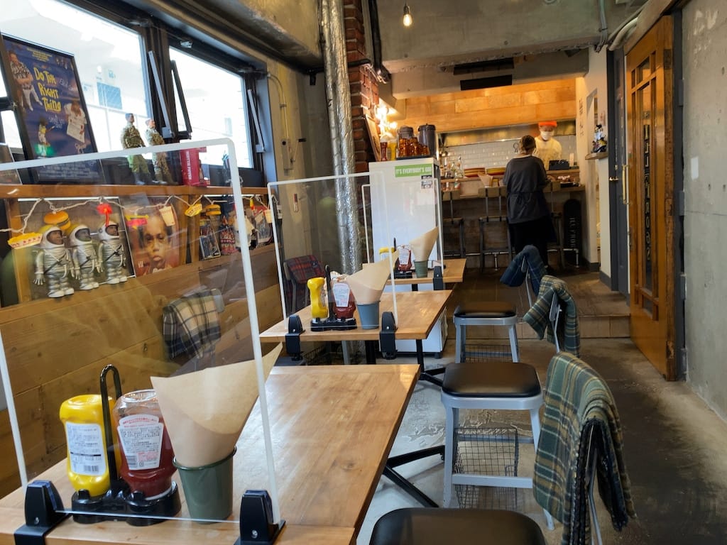 テーブル席 | イル フロッグス