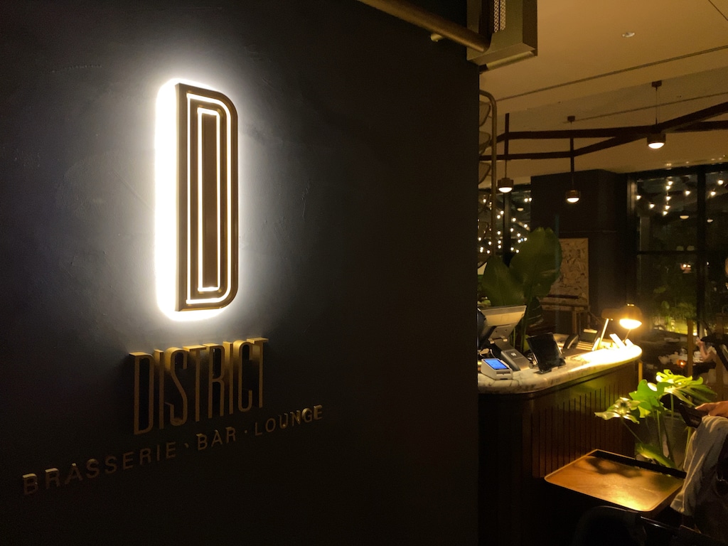 外観 | District Brasserie, Bar, Lounge