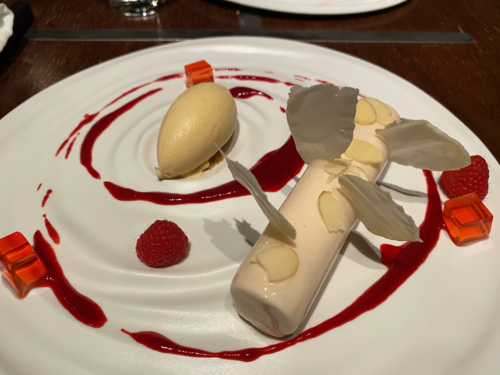 ピーチチーズケーキ・バニラ＆アーモンドミルクアイスクリーム | District Brasserie, Bar, Lounge