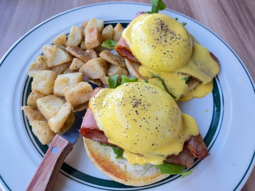 メープルベーコンのエグスンベネディクト | Eggs'n Things ふかや花園プレミアム・アウトレット店