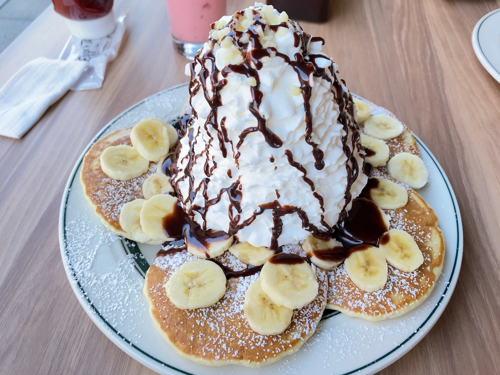 パンケーキ（バナナ、ホイップクリームとマカダミアナッツ＋チョコレートソース） | Eggs'n Things ふかや花園プレミアム・アウトレット店