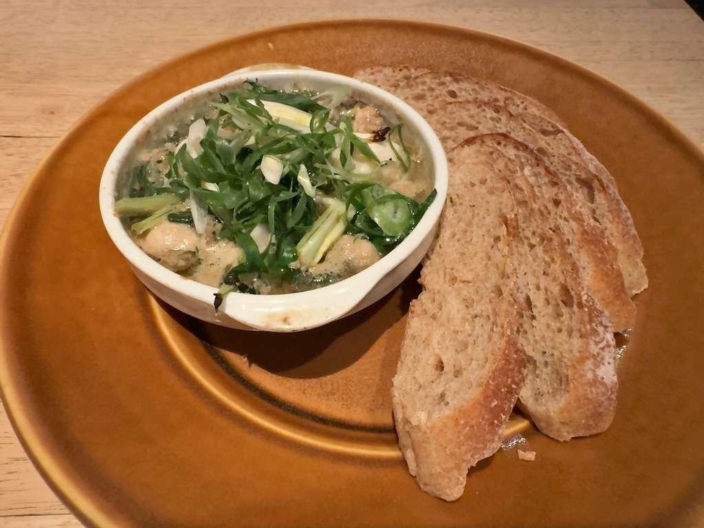 広島産牡蠣と九条葱のアヒージョ　スライス自家製全粒粉ブレッド添え | ボンダイカフェ