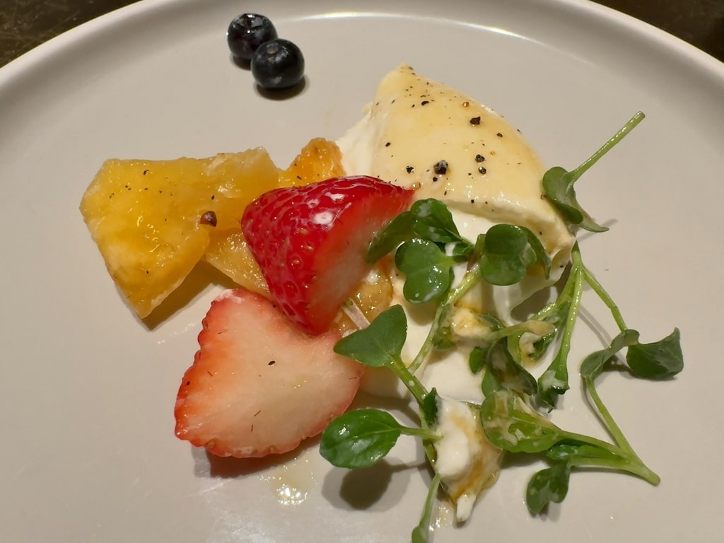 ブラータチーズと季節のフルーツのサラダ仕立て | CBC Restaurant