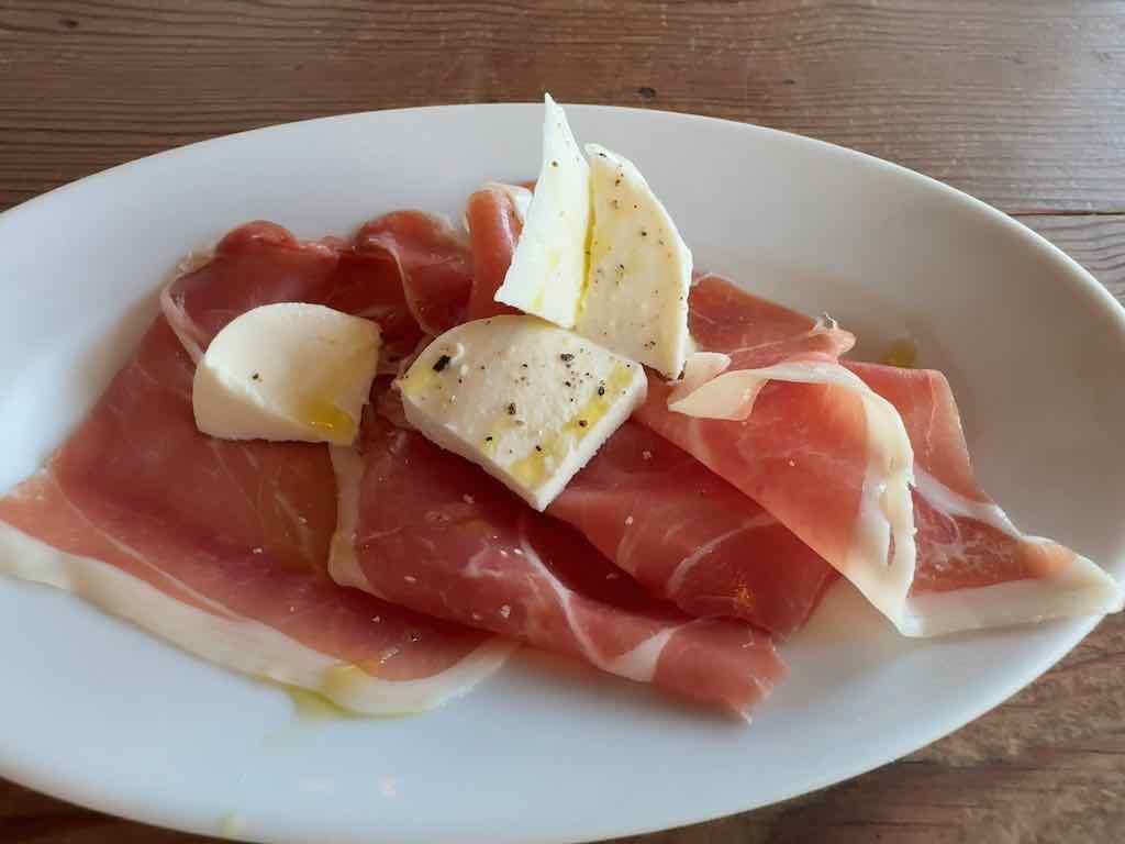 生ハムとモッツァレラチーズの盛り合わせ | ダブルドアーズ 七里ヶ浜店