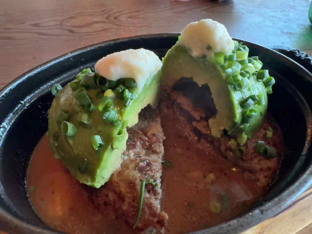 アボカド和牛ハンバーグ 西洋風わさびソースの断面 | ダブルドアーズ 七里ヶ浜店