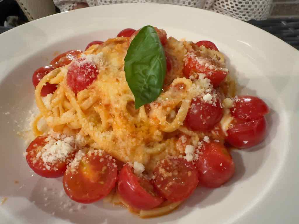 どっさりトマトとモッツァレラチーズのパスタ | 自家製生麺専門 プレミアム ポタパスタ カフェ リゾート