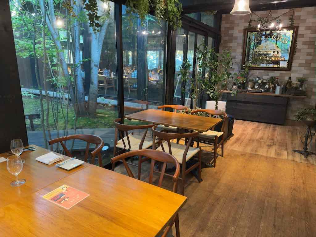 店内(ペット同伴可スペース) | 野菜がおいしいレストラン LONGING HOUSE 軽井沢