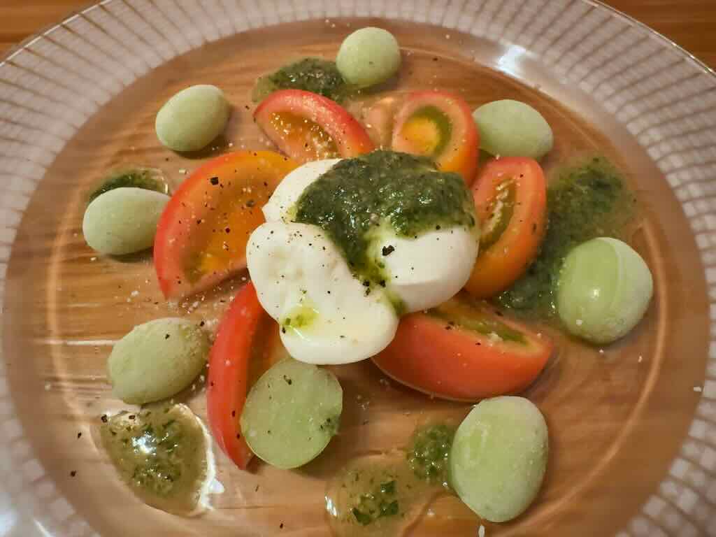 （季節限定）フローズン信州マスカットと伊藤養鶏場トマトブラッティーナのカプレーゼ | .28 ventotto