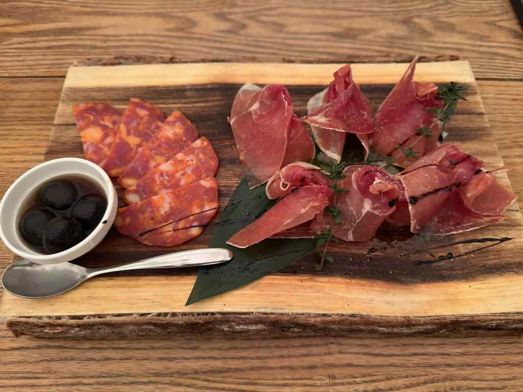 ハモンセラーノの生ハムとミラノサラミの盛合せ | キサキ
