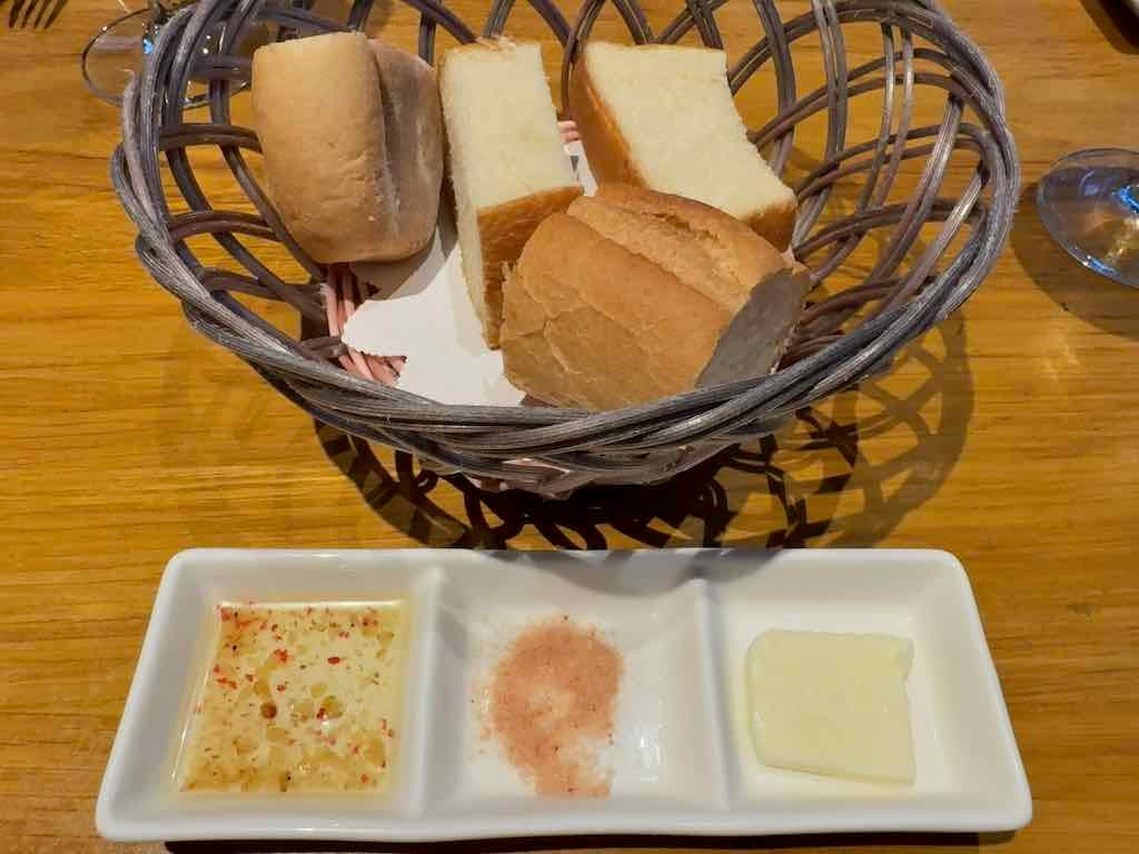 パン2種類 | 野菜がおいしいレストラン LONGING HOUSE 軽井沢