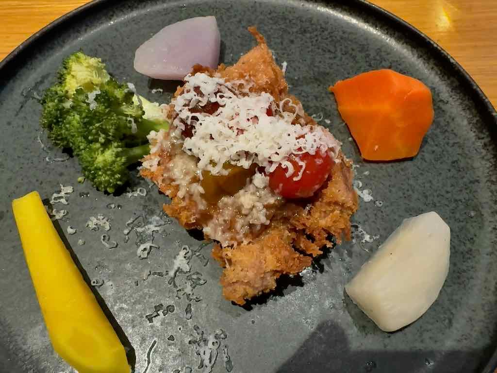 信州高原ポークのカツレツフレッシュトマトソース | 野菜がおいしいレストラン LONGING HOUSE 軽井沢