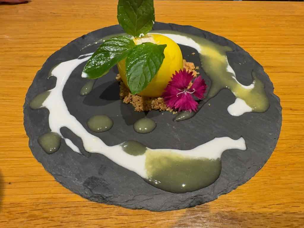 パイナップルとココナッツムース | 野菜がおいしいレストラン LONGING HOUSE 軽井沢