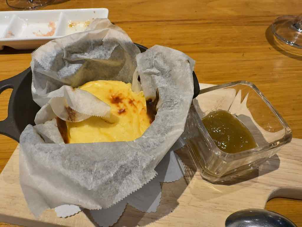 焼きたて鉄板チーズケーキ | 野菜がおいしいレストラン LONGING HOUSE 軽井沢